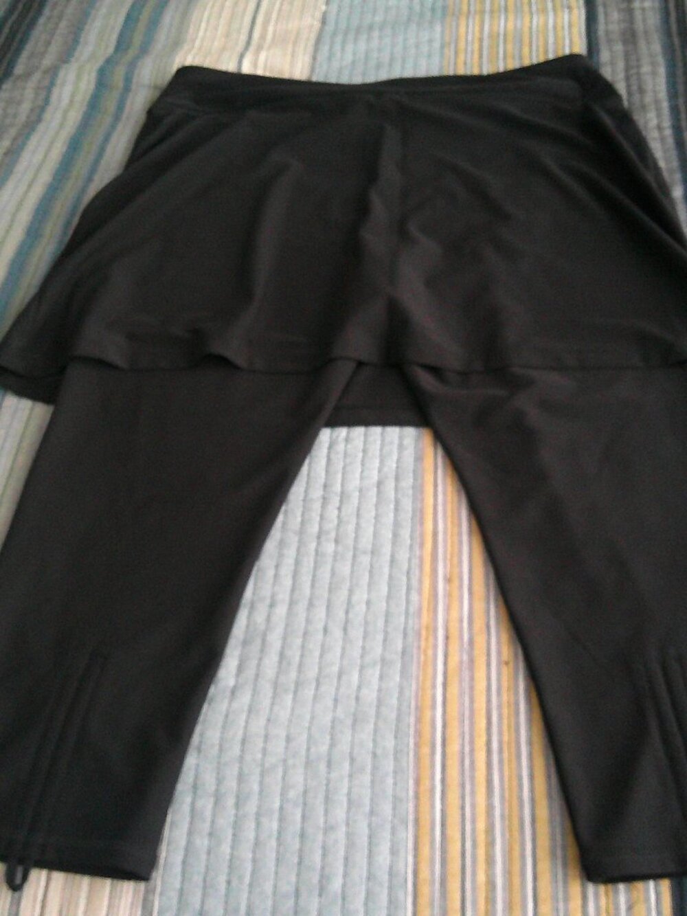 T By Talbots Black Capris pants with Attached Skirt & elastic waist L NWT
